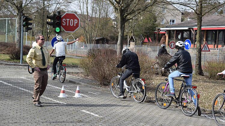 Polizeihauptkommissar Uwe Hubatschek gibt den jungen Flüchtlingen Tipps für das richtige Verhalten im Straßenverkehr. Foto: Ronald Rinklef