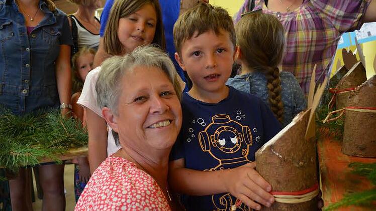 Stolz zeigt der kleine Milo seiner Omi Regina Jasmund den Elch, den er gebastelt hat. Foto: Gabi Bertram
