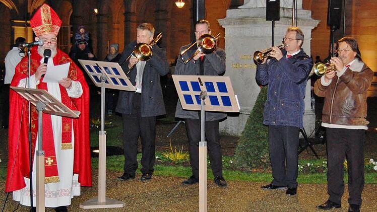 Vor dem Theaterstück wurde im Kurgarten mit dem Heiligen Nikolaus (Udo Dickhage) gesungen, unterstützt von Bläsern des Kurorchesters.  Foto: Sigismund von Dobschütz