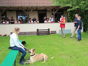 Die Gäste aus dem Iran beobachteten genau, wie die Befehle umgesetzt wurden.Foto: Johanna Blum