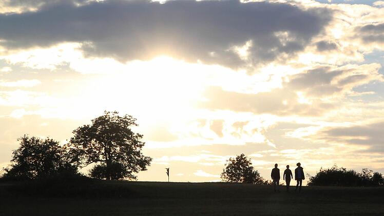Das Wandern auf den acht Keltenwanderwegen rund um den Staffelberg ist zu jeder Tages- und Jahreszeit reizvoll. Unser Bild entstand an einem Sommerabend auf dem Staffelbergplateau. Foto: Matthias Einwag