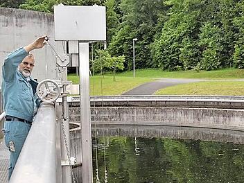 Abwassermeister Franz Wehner am großen Klärbecken. Hier kurbelt er, um die Reinigungsbürste für den Überlauf in Position zu bringen.  Fotos: Kathrin Kupka-Hahn