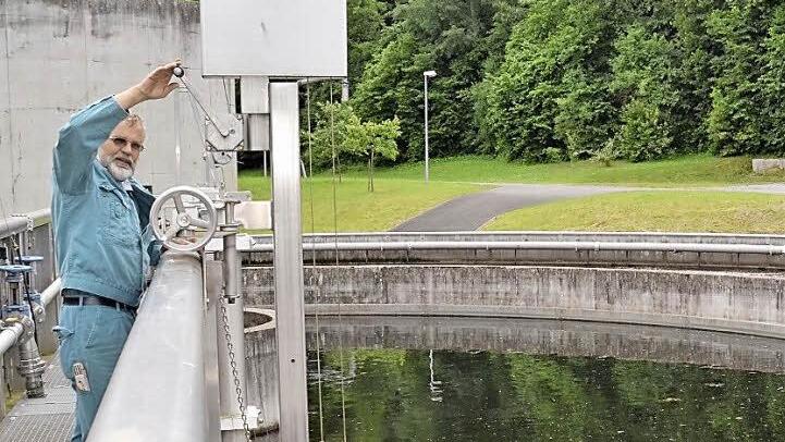 Abwassermeister Franz Wehner am großen Klärbecken. Hier kurbelt er, um die Reinigungsbürste für den Überlauf in Position zu bringen.  Fotos: Kathrin Kupka-Hahn