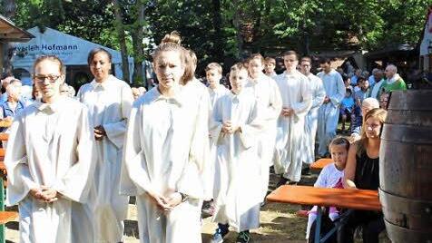 Auch viele Ministranten waren mit zur Bergmesse auf den Kellerberg gekommen.  Foto: Evi Seeger