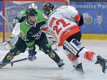 Schon zwei Mal kreuzten die Höchstadt Alligators um Richard Stütz (li.) und der EV Regensburg in dieser Saison die Klingen beziehungsweise Eishockey-Schläger.  Foto: Archiv/Picturedreams