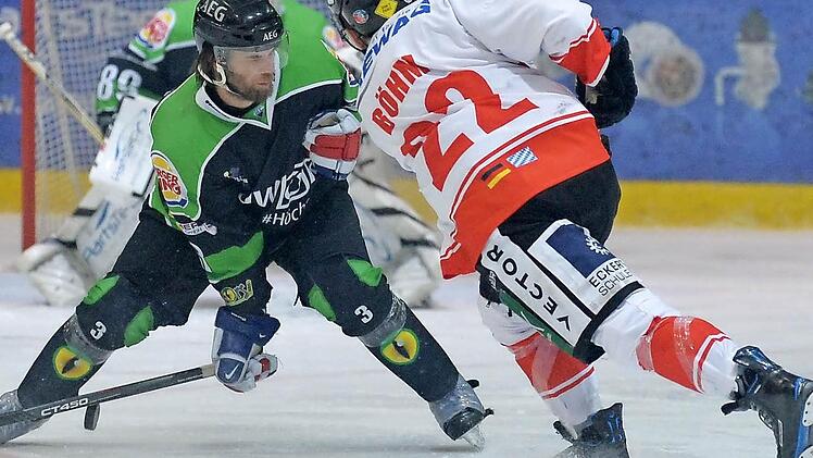 Schon zwei Mal kreuzten die Höchstadt Alligators um Richard Stütz (li.) und der EV Regensburg in dieser Saison die Klingen beziehungsweise Eishockey-Schläger.  Foto: Archiv/Picturedreams