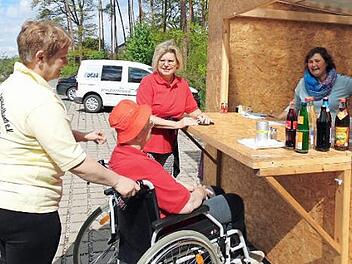 Die Stärkung am Wegrand ist ein attraktiver Bestandteil des Wandertages in Kleinsendelbach.