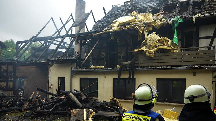 Von der Scheune (links) griff das Feuer auf das Wohnhaus (rechts) über. Foto: Berthold Köhler