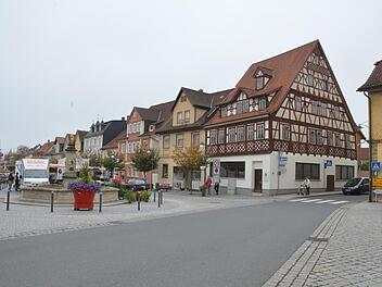 Das Fachwerk des "Goldenen Löwen" prägt das Stadtbild am Marktplatz von Bad Rodach. Nach seiner Sanierung soll das Gebäude wieder im alten Glanz erstrahlen.Rainer Lutz
