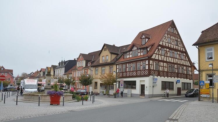 Das Fachwerk des "Goldenen Löwen" prägt das Stadtbild am Marktplatz von Bad Rodach. Nach seiner Sanierung soll das Gebäude wieder im alten Glanz erstrahlen.Rainer Lutz