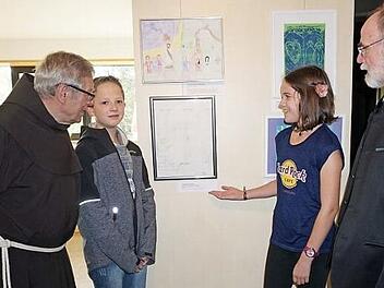 Nele Menz (Mittelpunktschule Hilders) befasste sich in einer Schwarz-Weiß-Zeichnung mit dem Thema "Vergebung Grenzenlos". Christopher Knacker (Grundschule Wüstensachsen) ist ein weiterer junger Künstler, der sich an dem Projekt beteiligte. Mit im Bild Pater Martin Domogalla und Pfarrer Dr. Heinrich Maicher, die sich von der jungen Künstlerin ihr Werk erläutern lassen.  Marion Eckert