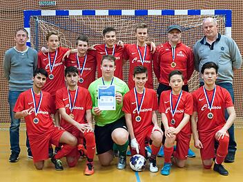 Unser Siegerbild zeigt (hinten, von links) Markus Winterstein (Juniorenspielleiter), Noah Weißenberger, Robin Kürschner, Fabio Hugo, Lorenz Hartmann, Jürgen Schaub und Rainer Lochmüller (Kreis-Juniorenleiter) sowie (vorne, von links) Ahmad Tokhi, Fazard Tokhi, Fabio Lotze, Jannik Franz, Tom Schaub und  Ali Akbas.Anand Anders