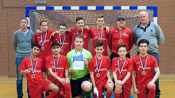 Unser Siegerbild zeigt (hinten, von links) Markus Winterstein (Juniorenspielleiter), Noah Weißenberger, Robin Kürschner, Fabio Hugo, Lorenz Hartmann, Jürgen Schaub und Rainer Lochmüller (Kreis-Juniorenleiter) sowie (vorne, von links) Ahmad Tokhi, Fazard Tokhi, Fabio Lotze, Jannik Franz, Tom Schaub und  Ali Akbas.Anand Anders