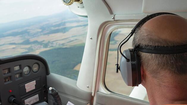 Roland Eckert h&auml;lt die Augen  offen: Als Luftbeobachter fliegt er f&uuml;r die Bezirksregierung &uuml;ber Unterfranken und sucht nach Waldbr&auml;nden und anderen Gefahrenquellen. Stephan Gro&szlig;mann