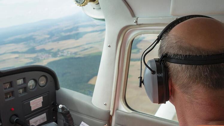 Roland Eckert hält die Augen  offen: Als Luftbeobachter fliegt er für die Bezirksregierung über Unterfranken und sucht nach Waldbränden und anderen Gefahrenquellen. Stephan Großmann