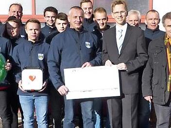 Bürgermeister Siegfried Beyer, Jörg Schnappauf von der VR-Bank Oberfranken Mitte und Feuerwehr-Vorsitzender Frank Kremer (vorn v. r.) mit den Aktiven bei der Spendenübergabe Foto: Klaus-Peter Wulf