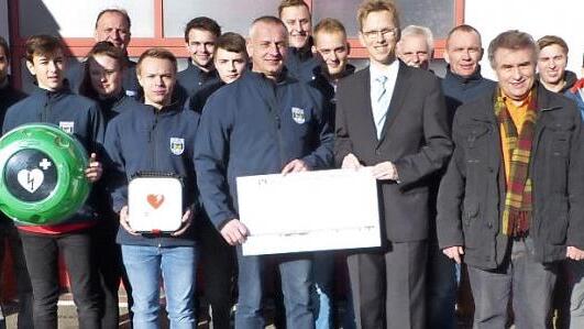 Bürgermeister Siegfried Beyer, Jörg Schnappauf von der VR-Bank Oberfranken Mitte und Feuerwehr-Vorsitzender Frank Kremer (vorn v. r.) mit den Aktiven bei der Spendenübergabe Foto: Klaus-Peter Wulf