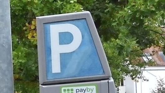 An den Parkscheinautomaten lockt bisher die Bäckertaste.  Foto: bp