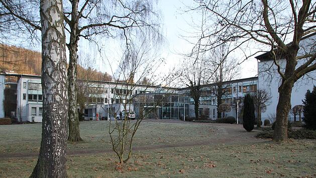 Das &Auml;rztehaus soll mit dem Krankenhaus ein einheitliches Ensemble bilden. Daf&uuml;r m&uuml;ssen einige B&auml;ume - hier ein Bild vom Winter 2019 - weichen. Foto: Archiv/Ulrike M&uuml;ller