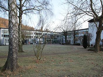 Das Ärztehaus soll mit dem Krankenhaus ein einheitliches Ensemble bilden. Dafür müssen einige Bäume - hier ein Bild vom Winter 2019 - weichen. Foto: Archiv/Ulrike Müller