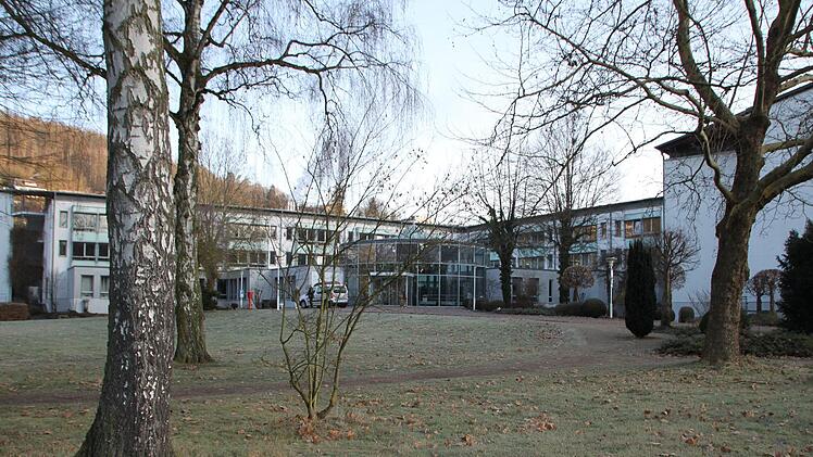 Das Ärztehaus soll mit dem Krankenhaus ein einheitliches Ensemble bilden. Dafür müssen einige Bäume - hier ein Bild vom Winter 2019 - weichen. Foto: Archiv/Ulrike Müller