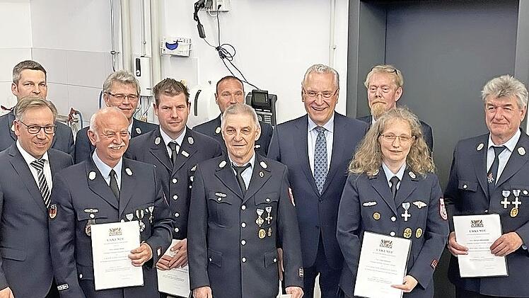 Zahlreiche verdiente Mitglieder der Feuerwehr erhielten Auszeichnungen.
