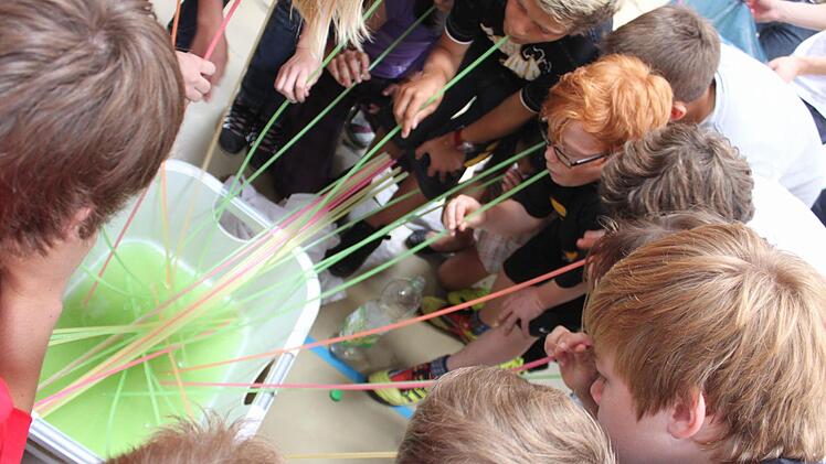 Auch die Schüler durften die leckere, giftgrüne Limonade probieren.