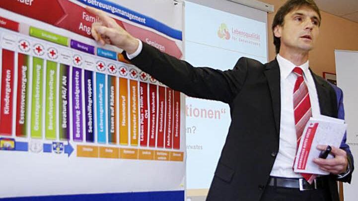 BRK-Kreisgeschäftsführer Roland Beierwaltes informierte über die Ziele des Projektes "Lebensqualität für Generationen". Foto: Heike Schülein