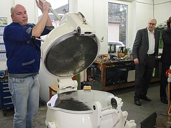 Stefan Gunzelmann (links) baut seit 30 Jahren die Fortuna-Automaten.   Fotos: Thomas Heuchling