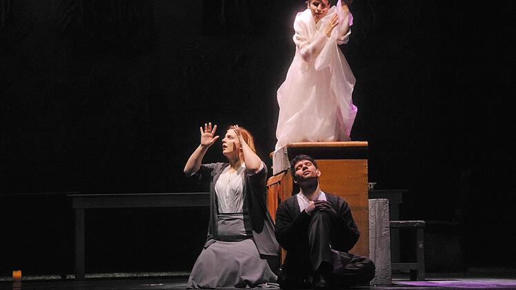 "Der Welt abhanden gekommen". Die szenische Collage mit Musik von Gustav Mahler und Claude Vivier erlebte ihre Uraufführung am Landestheater Coburg.Foto. Andrea Kremper