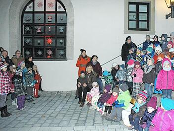 Viele Haßfurter machen beim begehbaren Adventskalender mit. Unser Bild aus dem vergangenen Jahr zeigt die Buben und Mädchen aus der evangelischen Kindertagesstätte vor dem Adventsfenster der Stadthalle. Es öffnete sich für sie und weitere Besucher.  Foto: Ulrike Langer/Archiv