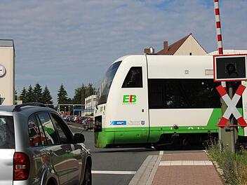 Ein Zug der Erfurter Bahn querte im Juli den Bahnübergang bei offener Schranke.  Foto: Benedikt Borst/ Archiv