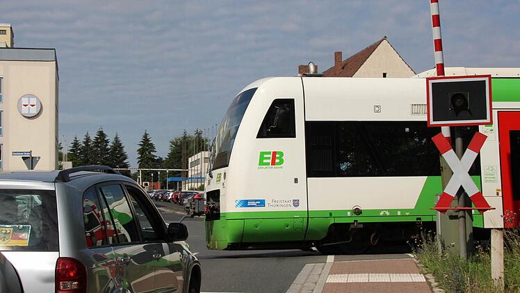Ein Zug der Erfurter Bahn querte im Juli den Bahnübergang bei offener Schranke.  Foto: Benedikt Borst/ Archiv