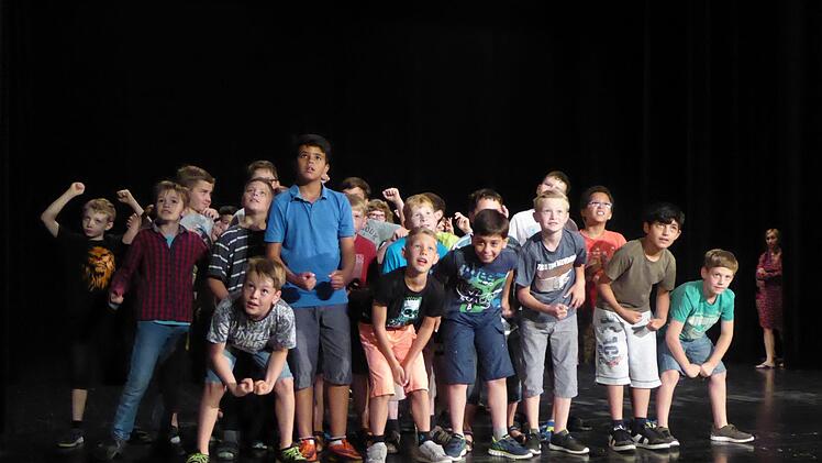 Ein Monumentalwerk aus Theater, Musik und Tanz führen Schüler der Sinnberg-Grundschule, der Anton-Kliegl-Mittelschule, des Jack-Steinberger-Gymnasiums, des Kinder- und Jugendchors der Herz-Jesu-Kirche und der Musikschule am Sonntag, 9. Juli im Kissinger Kurtheater. Foto: Gerhild Ahnert