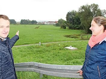 Bürgermeister Maciejonczyk und Ingrid Dotterweich, Marktgemeinderätin aus Mönchsambach, machen sich ein Bild.  Foto: Pieger