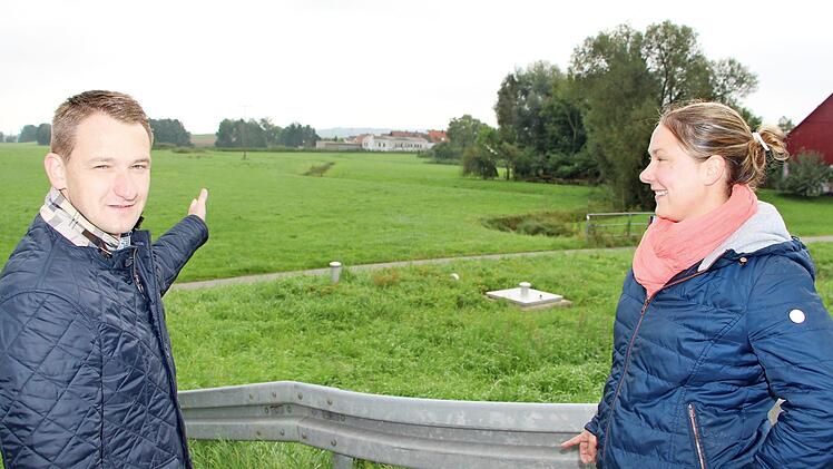 Bürgermeister Maciejonczyk und Ingrid Dotterweich, Marktgemeinderätin aus Mönchsambach, machen sich ein Bild.  Foto: Pieger