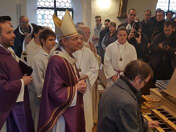 Erzbischof Ludwig Schick an der neuen Orgel Foto: Franz Galster