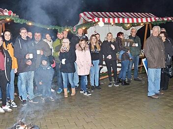 Die Evangelische Landjugend Hain zauberte mit Schwedenfeuer und weihnachtlich geschmückten Buden eine romantische Dorfweihnacht auf den Platz hinter der "Alten Schule". Foto: K.-H. Hofmann