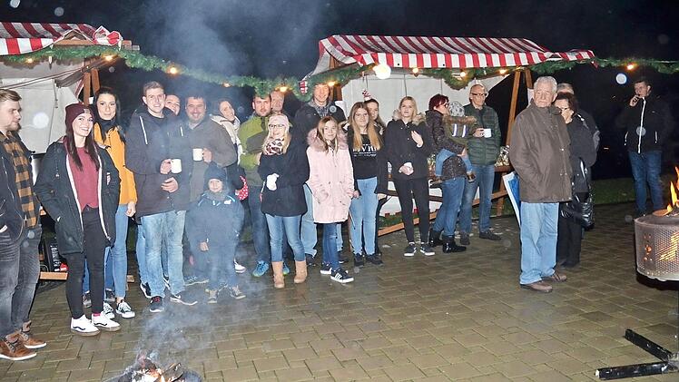 Die Evangelische Landjugend Hain zauberte mit Schwedenfeuer und weihnachtlich geschmückten Buden eine romantische Dorfweihnacht auf den Platz hinter der "Alten Schule". Foto: K.-H. Hofmann