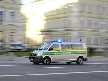 In Nürnberg verletzte am Dienstagnachmittag ein 29-Jähriger seinen Vater mit einem Stich am Kopf. Der Täter ist auf der Flucht. Symbolfoto: pixabay/carstenoschmann