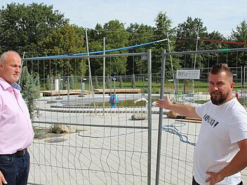 Den Bauzaun um die neuen Kinderbecken müssen Gerald Brehm (links) und Karl-Heinz Zillich noch stehen lassen. Foto: Andreas Dorsch