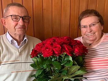 Inge und Rudolf Holzer sind seit 60 Jahren ein Ehepaar. Das Fest der Diamanthochzeit feierte mit ihnen ihre große Familie. Auch aus den Ortsvereinen gab es Glückwunsche und von der Politik. Foto: privat