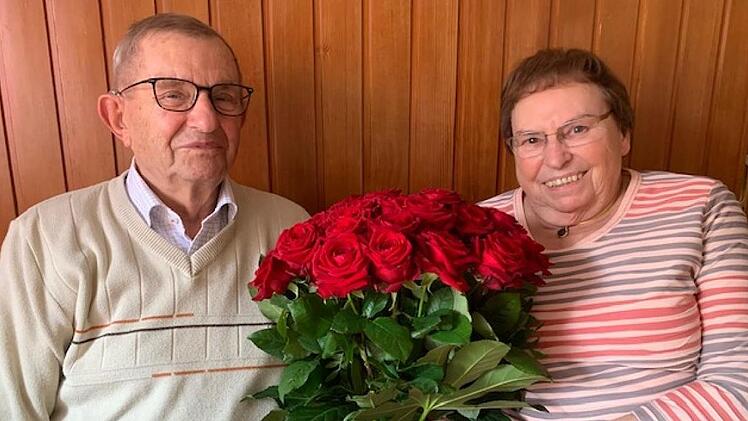 Inge und Rudolf Holzer sind seit 60 Jahren ein Ehepaar. Das Fest der Diamanthochzeit feierte mit ihnen ihre große Familie. Auch aus den Ortsvereinen gab es Glückwunsche und von der Politik. Foto: privat