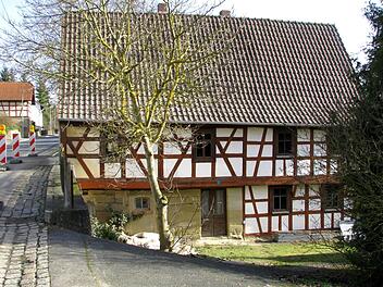Das Brandnershaus an der Untersiemauer Ortsdurchfahrt von Westen kommend
