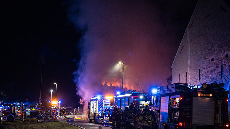 Nächtlicher Scheunenbrand im Landkreis Bamberg: Feuerwehr mit Komplikationen am Einsatzort