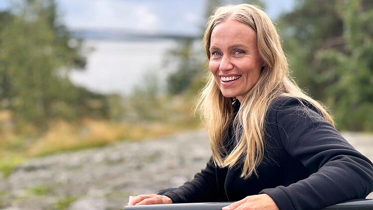 Wie geht das mit dem Gl&uuml;ck eigentlich? Und warum sind die Finnen so viel gl&uuml;cklicher als die Deutschen? Schauspielerin Meri Koivisto geht diesen Fragen in der ARD-Doku "Was macht uns gl&uuml;cklich(er)?" nach.