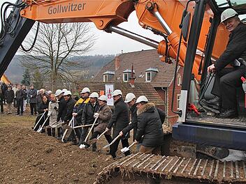Während Landrat Thomas Bold (rechts) gestern den Bagger steuern durfte, mussten sich alle anderen mit dem Spaten begnügen: (von links) Vize-Bezirkstagspräsidentin Karin Renner (CSU), MdL Sabine Dittmar (SPD), Michael Nowotny (Dominikus-Ringeisen-Werk), Guido Gombarek (Leiter Haus Waldenfels), Markus Frank (Geschäftsführer Tagespflege), Emil Müller (Kreisvorsitzender Caritas), Bürgermeisterin Brigitte Meyerdierks (CSU), Marco Schäfer (Stiftungsvorstand), Heiner Schubert (Projektleiter) und Arc...