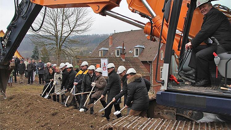 Während Landrat Thomas Bold (rechts) gestern den Bagger steuern durfte, mussten sich alle anderen mit dem Spaten begnügen: (von links) Vize-Bezirkstagspräsidentin Karin Renner (CSU), MdL Sabine Dittmar (SPD), Michael Nowotny (Dominikus-Ringeisen-Werk), Guido Gombarek (Leiter Haus Waldenfels), Markus Frank (Geschäftsführer Tagespflege), Emil Müller (Kreisvorsitzender Caritas), Bürgermeisterin Brigitte Meyerdierks (CSU), Marco Schäfer (Stiftungsvorstand), Heiner Schubert (Projektleiter) und Arc...