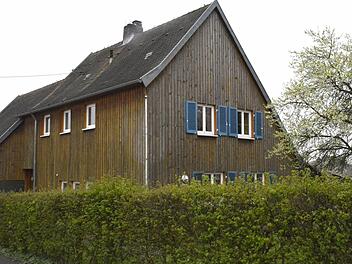 Im alten Forsthaus in der Finkenherdsiedlung in Maroldsweisach sollen sieben Flüchtlinge untergebracht werden. Foto: Schmidt