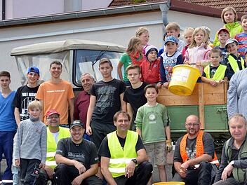 Erwachsene und Jugendliche sammelten gemeinsam Müll. Foto: Björn Hein